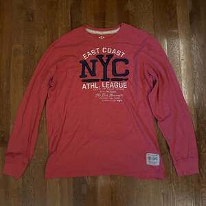 Old Navy Men's Heathered Red NYC Long Sleeve Graphic T-Shirt